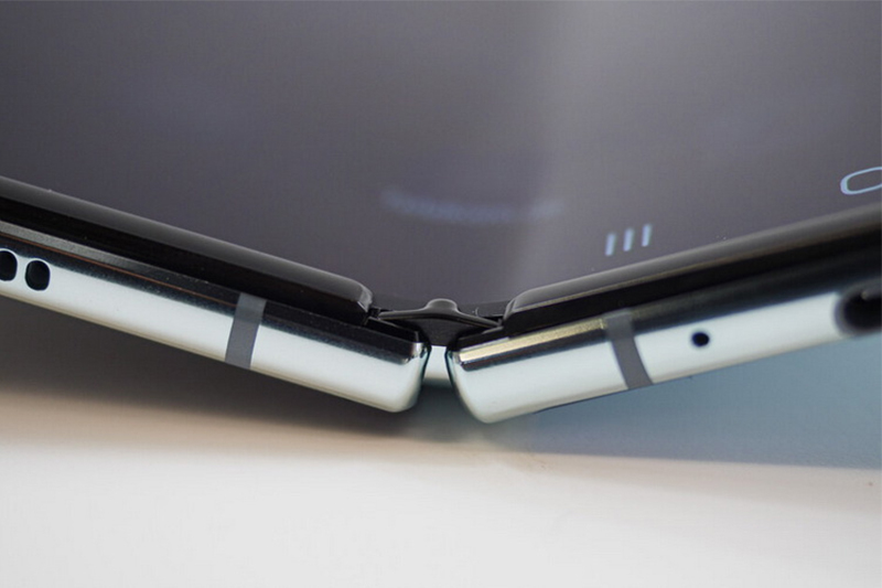 Samsung Galaxy Z Fold 2 | Lớp kính siêu mỏng Ultra Thin Glass (UTG) -Tăng độ cứng và độ linh hoạt Samsung Galaxy Z Fold 2 | Lớp kính siêu mỏng Ultra Thin Glass (UTG) -Tăng độ cứng và độ linh hoạt