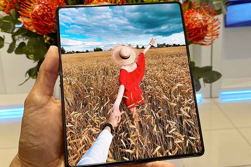 Samsung Galaxy Z Fold 2 | Hai màn hình đều sử dụng tấm nền AMOLED Samsung Galaxy Z Fold 2 | Hai màn hình đều sử dụng tấm nền AMOLED