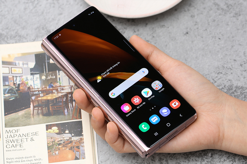 Màn hình phụ với thiết kế tràn viền Infinity-O Samsung | Galaxy Z Fold 2 Màn hình phụ với thiết kế tràn viền Infinity-O Samsung | Galaxy Z Fold 2