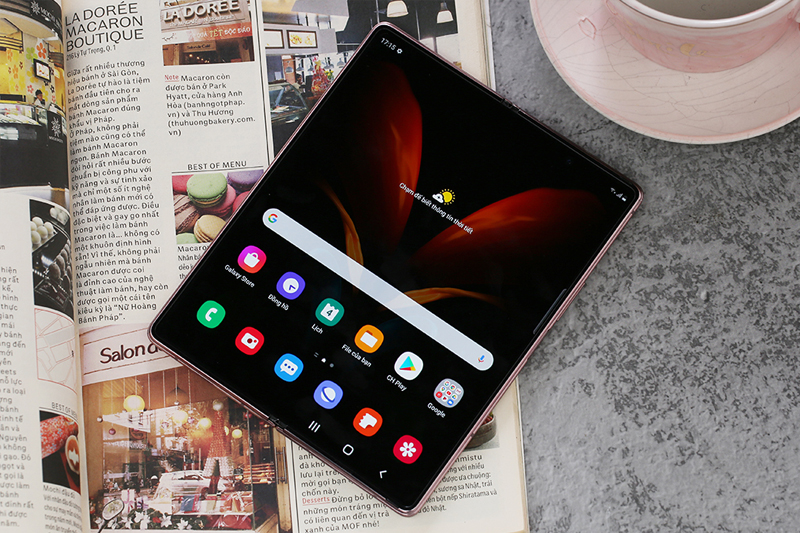 Màn hình chính lên đến 7.59 inch, thế khuyết tai thỏ bằng camera đục lỗ | Samsung Galaxy Z Fold 2 Màn hình chính lên đến 7.59 inch, thế khuyết tai thỏ bằng camera đục lỗ | Samsung Galaxy Z Fold 2